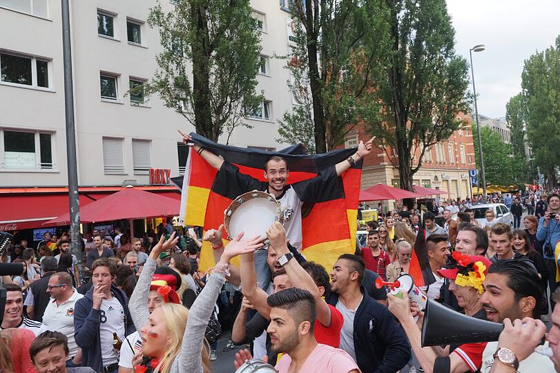 So feierten die Fußball-Fans auf der Münchner Leopoldstraße.