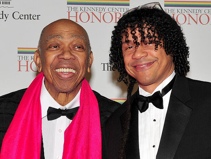 Geoffrey Holder (li.) mit seinem Sohn Leo (re.) bei einer Preisverleihung 2014 in Washington
