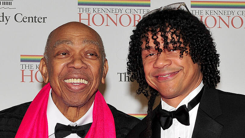 Geoffrey Holder (li.) mit seinem Sohn Leo (re.) bei einer Preisverleihung 2014 in Washington Geoffrey Holder (li.) mit seinem Sohn Leo (re.) bei einer Preisverleihung 2014 in Washington