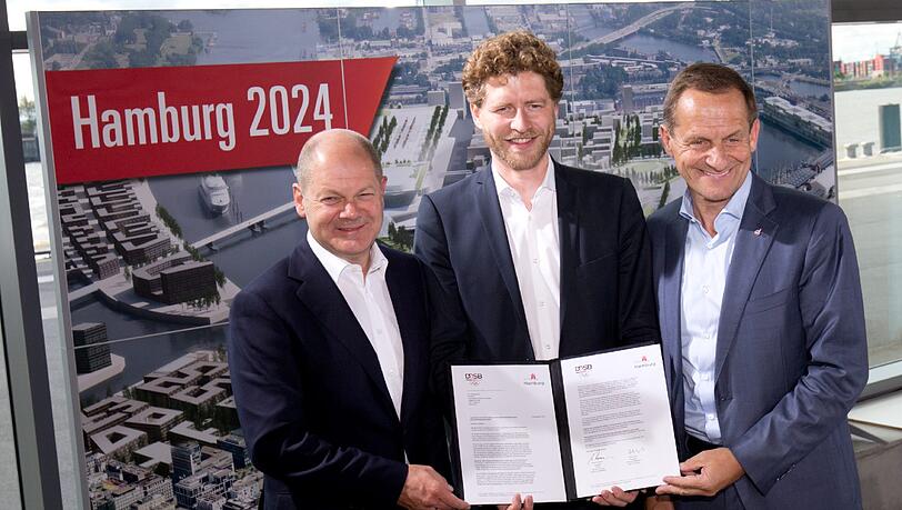 Hamburgs Erster Bürgermeister Olaf Scholz (SPD), DOSB-Präsident Alfons Hörmann (r) und Nikolas Hill (m), Geschäftsführer der Bewerbungsgesellschaft Hamburg 2024, präsentieren die unterzeichnete Ankündigung der Bewerbungsunterlagen zur Kandidatur um die Bewerbung für Olympische und Paralympische Spiele 2024 in der Hansestadt. Hamburgs Erster Bürgermeister Olaf Scholz (SPD), DOSB-Präsident Alfons Hörmann (r) und Nikolas Hill (m), Geschäftsführer der Bewerbungsgesellschaft Hamburg 2024, präsentieren die unterzeichnete Ankündigung der Bewerbungsunterlagen zur Kandidatur um die Bewerbung für Olympische und Paralympische Spiele 2024 in der Hansestadt.