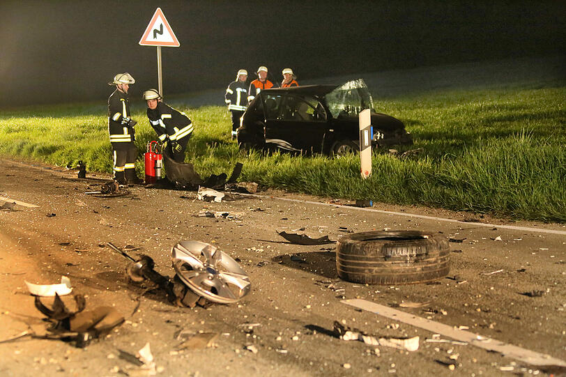 Eine Person stirbt bei der Kolision der beiden Fahrzeuge noch am Unfallort.