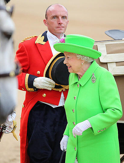 Mit einer farbenprächtigen Militärparade im Herzen Londons feiert Großbritannien den 90. Geburtstag von Königin Elizabeth II. Eine der Wachen verließen dabei die Kräfte - er kollabierte. Die Bilder...