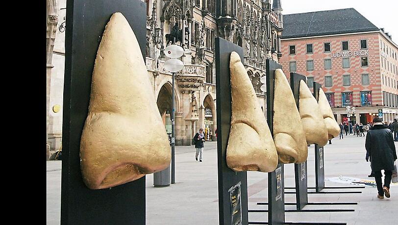 Eine "goldene Nase" verdienen sich ein paar Rüstungskonzerne mit den Kriegen dieser Welt - finden Anti-Siko-Demonstranten, die am Freitag Riesen-Nasen auf den Marienplatz stellen. Eine "goldene Nase" verdienen sich ein paar Rüstungskonzerne mit den Kriegen dieser Welt - finden Anti-Siko-Demonstranten, die am Freitag Riesen-Nasen auf den Marienplatz stellen.