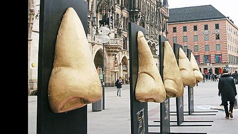 Eine "goldene Nase" verdienen sich ein paar Rüstungskonzerne mit den Kriegen dieser Welt - finden Anti-Siko-Demonstranten, die am Freitag Riesen-Nasen auf den Marienplatz stellen.