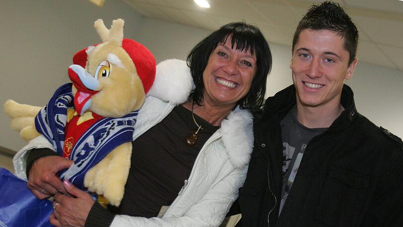 Oktober 2008: Robert Lewandowski an der Seite seiner Mutter Iwona - die das Maskottchen von Lech Posen dabei hat.