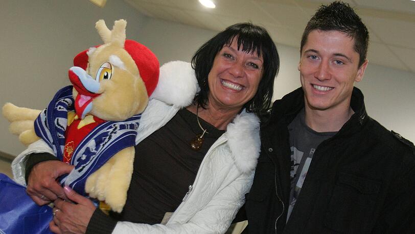 Oktober 2008: Robert Lewandowski an der Seite seiner Mutter Iwona - die das Maskottchen von Lech Posen dabei hat. Oktober 2008: Robert Lewandowski an der Seite seiner Mutter Iwona - die das Maskottchen von Lech Posen dabei hat.