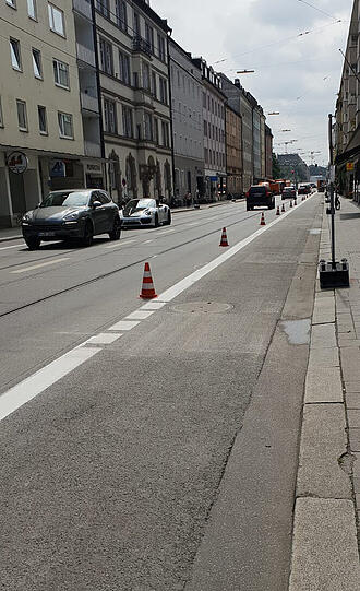 So breit werden die neuen Radwege an der Fraunhoferstraße.