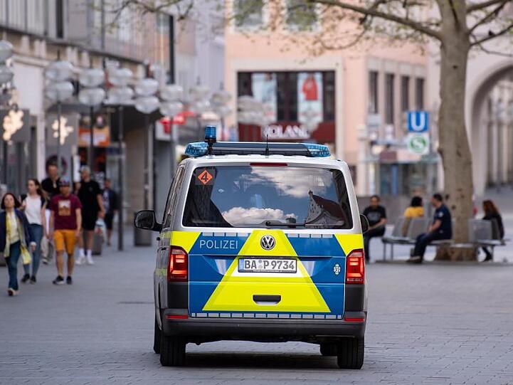 Ein Polizeiauto fährt in der Innenstadt durch die Fußgängerzone. Foto: Sven Hoppe/dpa/Archivbild