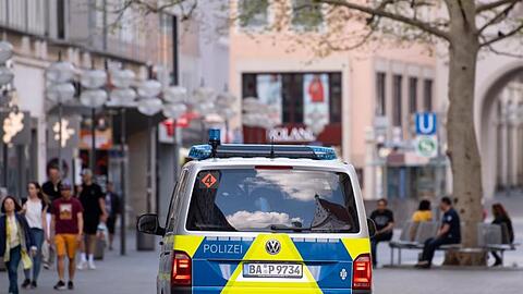 Ein Polizeiauto fährt in der Innenstadt durch die Fußgängerzone. Foto: Sven Hoppe/dpa/Archivbild