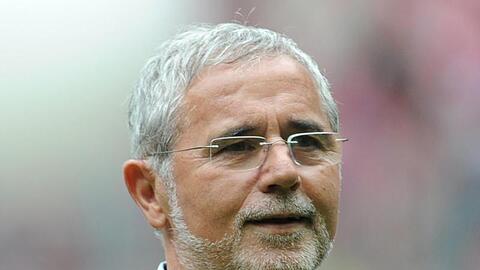 Der ehemalige Fußballspieler Gerd Müller wird in der Allianz Arena vor einem Bundesligaspiel geehrt.
