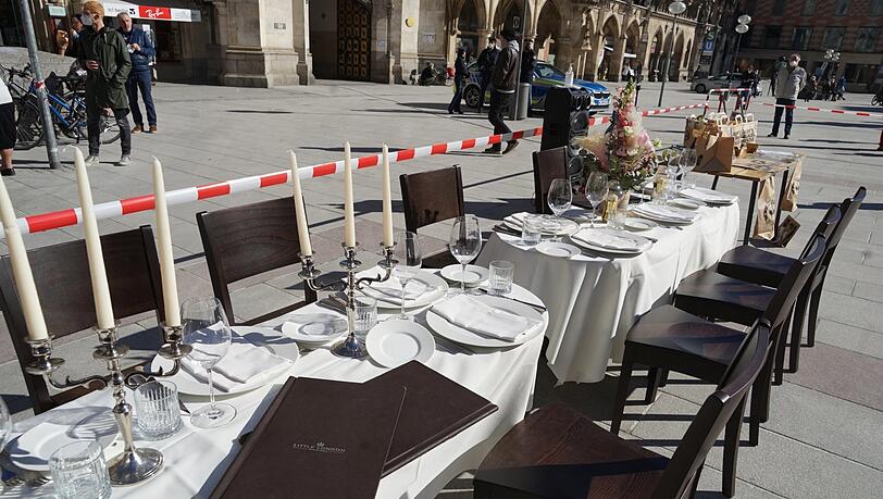 Aufgedeckt und abgesperrt. Bei strahlendem Sonnenschein haben Hoteliers und Gastwirte ihre Tische mitten in der Stadt gedeckt. Aufgedeckt und abgesperrt. Bei strahlendem Sonnenschein haben Hoteliers und Gastwirte ihre Tische mitten in der Stadt gedeckt.