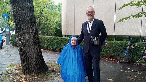 Helge S. und seine Mutter vor dem Strafjustizzentrum.
