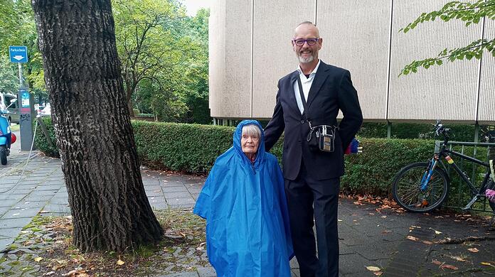 Helge S. und seine Mutter vor dem Strafjustizzentrum.