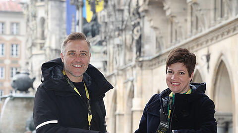 Tobias Röckl und Synthia Demetriou am Marienplatz vorm Neuen Rathaus. Ein täglicher Startpunkt vieler touristischer Touren in München