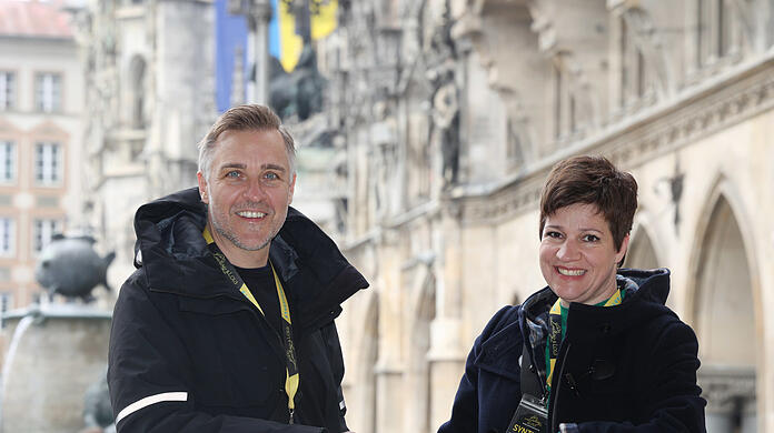 Tobias Röckl und Synthia Demetriou am Marienplatz vorm Neuen Rathaus. Ein täglicher Startpunkt vieler touristischer Touren in München