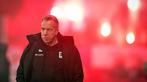 Wenn der Cheftrainer der Blauen rot sieht: 1860-Coach Kauczinski zeigt sich nach dem 0:4-Debakel bei Jahn Regensburg „fassungslos“ und kündigt an, die Zügel anzuziehen.