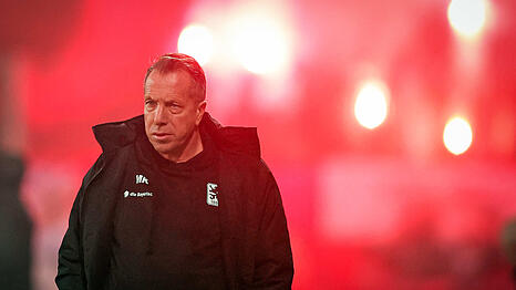 Wenn der Cheftrainer der Blauen rot sieht: 1860-Coach Kauczinski zeigt sich nach dem 0:4-Debakel bei Jahn Regensburg „fassungslos“ und kündigt an, die Zügel anzuziehen.