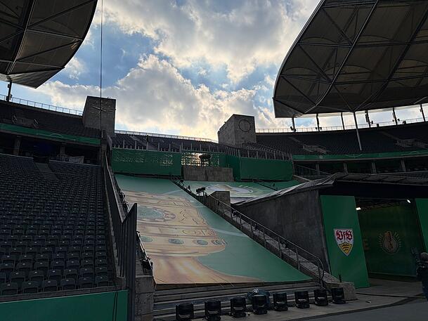 Das Olympiastadion wurde durch eine Zusatztribüne für das Pokalfinale erweitert. Das Olympiastadion wurde durch eine Zusatztribüne für das Pokalfinale erweitert.