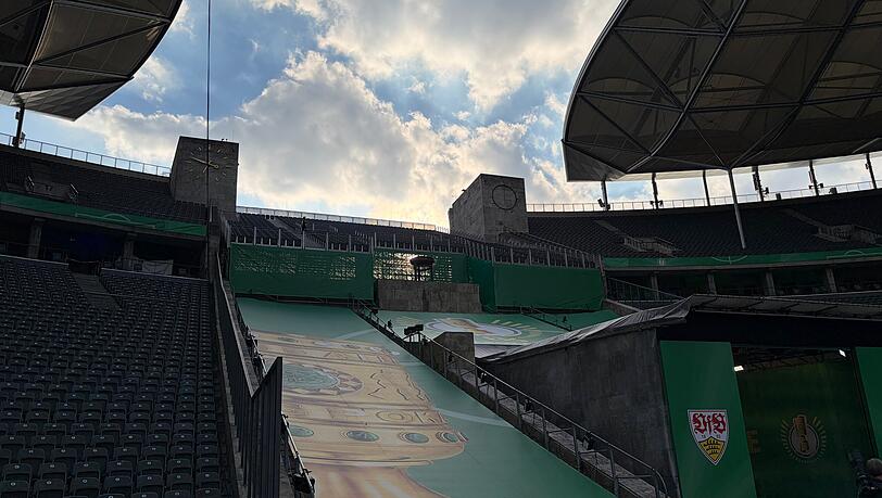 Das Olympiastadion wurde durch eine Zusatztribüne für das Pokalfinale erweitert. Das Olympiastadion wurde durch eine Zusatztribüne für das Pokalfinale erweitert.