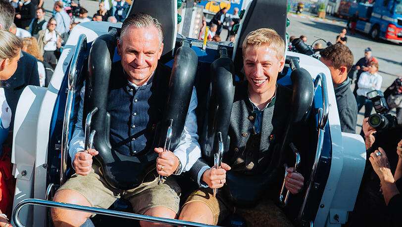 Zwei Tage vor dem Start stehen die Fahrgesch&auml;fte auf der Wiesn noch still. Oberb&uuml;rgermeister Dominik Krause (Gr&uuml;ne) und Wiesnchef Christian Scharpf (SPD) sitzen trotzdem schon mal Probe.