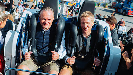 Zwei Tage vor dem Start stehen die Fahrgesch&auml;fte auf der Wiesn noch still. Oberb&uuml;rgermeister Dominik Krause (Gr&uuml;ne) und Wiesnchef Christian Scharpf (SPD) sitzen trotzdem schon mal Probe.