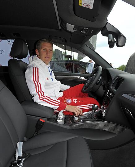 Die Bayern-Stars mit ihren neuen Dienstwagen.