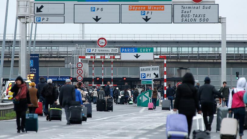 Der Flughafen wurde evakiuert, die Reisenden stehen mit ihren Koffern sprichwörtlich auf der Straße.