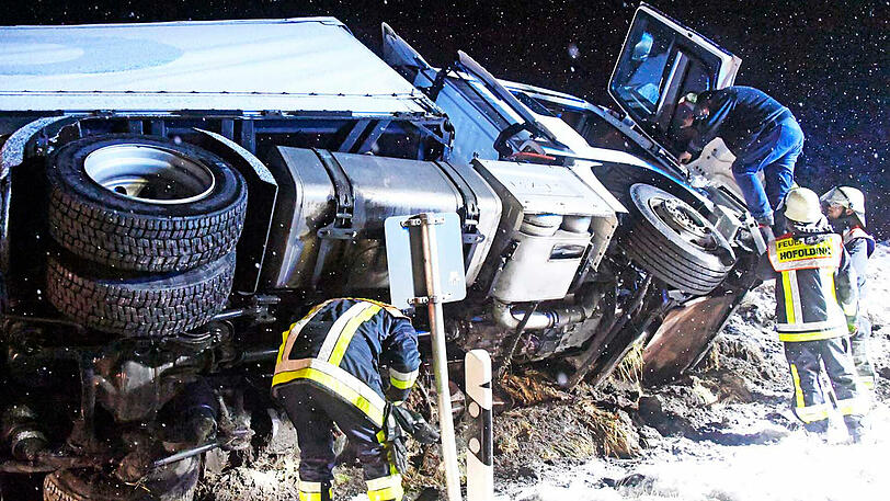 Der Lkw war im Schneetreiben in einen Schutzwall gefahren und kippte um. Die Ausfahrt Hofolding war lange gesperrt.