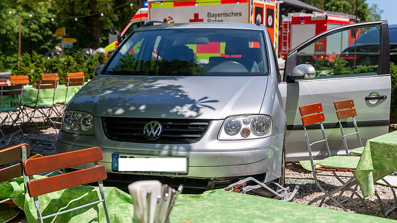 Die Fahrerin des VW Touran erlitt einen Schock und wurde vom Bayerischen Roten Kreuz behandelt. Auch Einsatzkräfte der Feuerwehr Truchtlaching waren vor Ort.