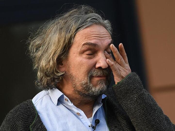 Der Spielleiter der Oberammergauer Passionspiele, Christian Stückl wischt sich Tränen aus den Augen. Foto: Angelika Warmuth/dpa/Archivbild