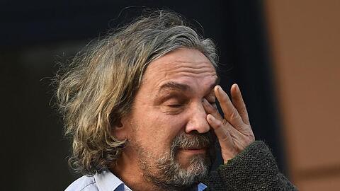 Der Spielleiter der Oberammergauer Passionspiele, Christian Stückl wischt sich Tränen aus den Augen. Foto: Angelika Warmuth/dpa/Archivbild