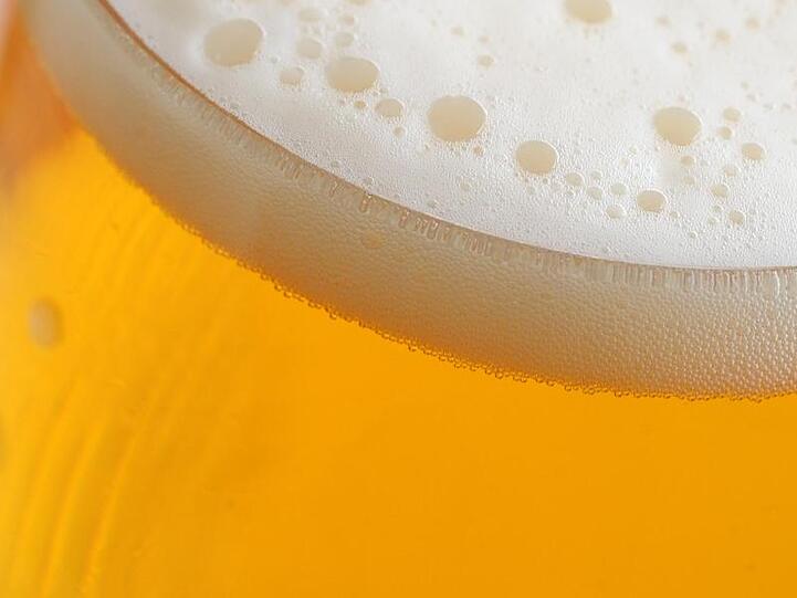 Schaum auf einem Bierglas. Foto: Marius Becker/Archivbild
