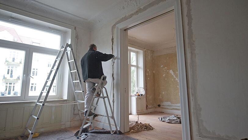 Ein Arbeiter renoviert eine Wohnung