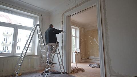 Ein Arbeiter renoviert eine Wohnung