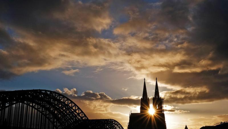Papst Franziskus hat eine Überprüfung des Erzbistums Köln von Kardinal Woelki angeordnet.