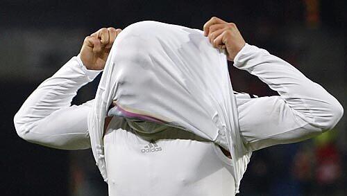 Unter dem Trikot steckt ein glücklicher und erfolgreicher DFB-Stürmer: Bayern-Star Lukas Podolski nach seinem Treffer gegen die Schweiz. Unter dem Trikot steckt ein glücklicher und erfolgreicher DFB-Stürmer: Bayern-Star Lukas Podolski nach seinem Treffer gegen die Schweiz.