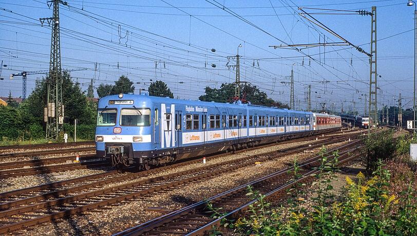Die S8 fährt in den 90ern blau. Die S8 fährt in den 90ern blau.