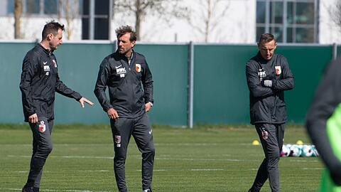 Der neue Chef-Trainer Markus Weinzierl (M), Torwarttrainer Kristian Barbuscak (l) und Co-Tainer Tobias Zellner stehen auf dem Trainingsplatz.