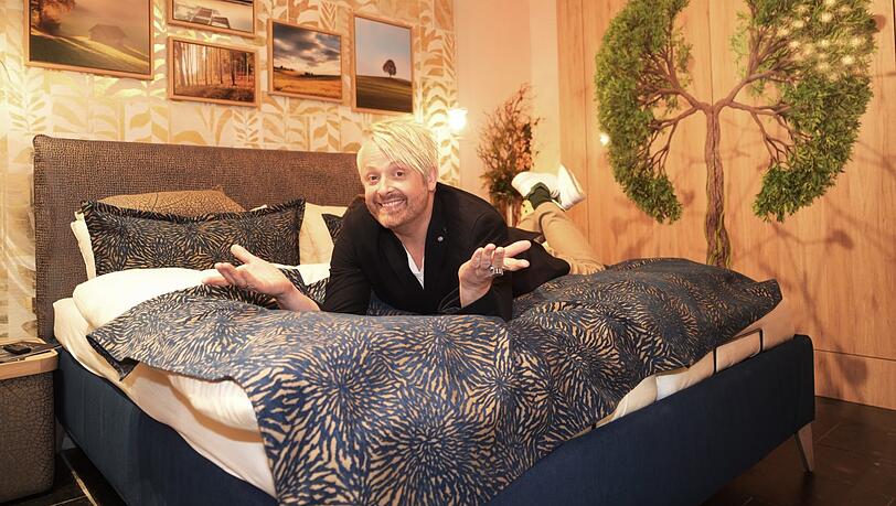 Entertainer Ross Antony liegt schon mal Probe im neuen Schlaf Experience Store an der Frauenstraße.