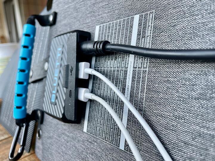 Das Solarmodul funktioniert auch einzeln als Ladestation für Geräte mit USB-C und A-Anschluss.