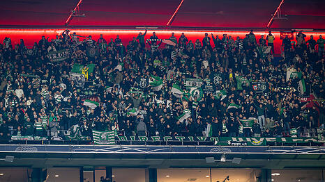 Hier knallte es in der zweiten Hälfte: Der Gästeblock in der Allianz Arena.