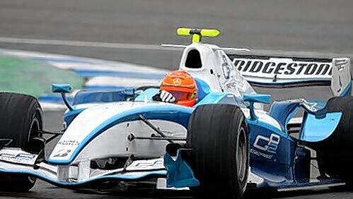 Testrunden im GP2-Mercedes trotz widriger Bedingungen: Michael Schumacher. Testrunden im GP2-Mercedes trotz widriger Bedingungen: Michael Schumacher.