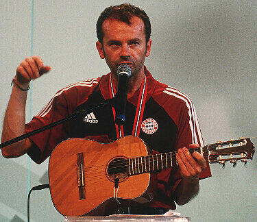 Singt an sich lieber für die Roten: Kabarettist Willy Astor bei einem Auftritt beim FC Bayern &ndash; im passenden Trikot.