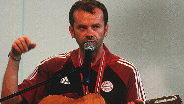 Singt an sich lieber für die Roten: Kabarettist Willy Astor bei einem Auftritt beim FC Bayern – im passenden Trikot. Singt an sich lieber für die Roten: Kabarettist Willy Astor bei einem Auftritt beim FC Bayern – im passenden Trikot.
