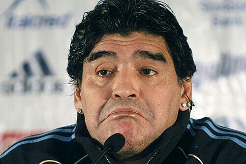 Diego Armando Maradona: Er ist für jeden Skandal gut. Auf einer Pressekonfernenz 2009 zeigte er den Journalisten, wie lieb er sie hat: "Ihr könnt mir einen bl...". Beim Testspiel gegen Deutschland schickte er Thomas Müller vom Podium, weil er nicht wusste, dass Müller ein Spieler ist. Ach Diego, Legenden dürfen fast alles.