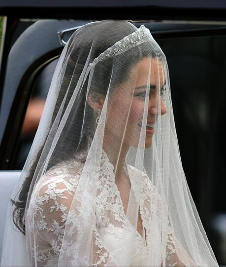 Das ist Englands zukünftige Königin: Kate Middleton kommt im weißen Brautkleid an der Abbey an.