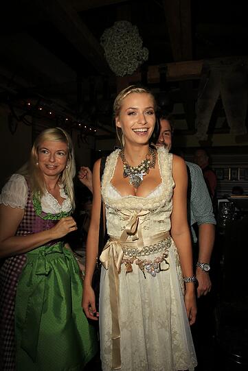 Was für ein Lächeln: Lena im atemberaubenden Dirndl