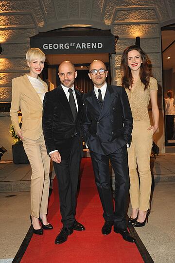 Farblich perfekt abgestimmt: Die Designer Georg und Arend mit den zwei Models vor ihrer neuen Residenz.