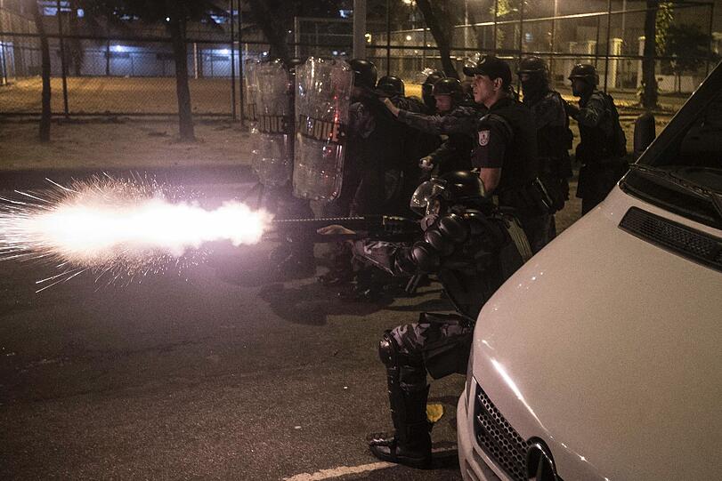 Knapp ein Jahr vor der Fußball-WM in Brasilien erlebt das Land einen ungeahnten Sturm des Protestes.