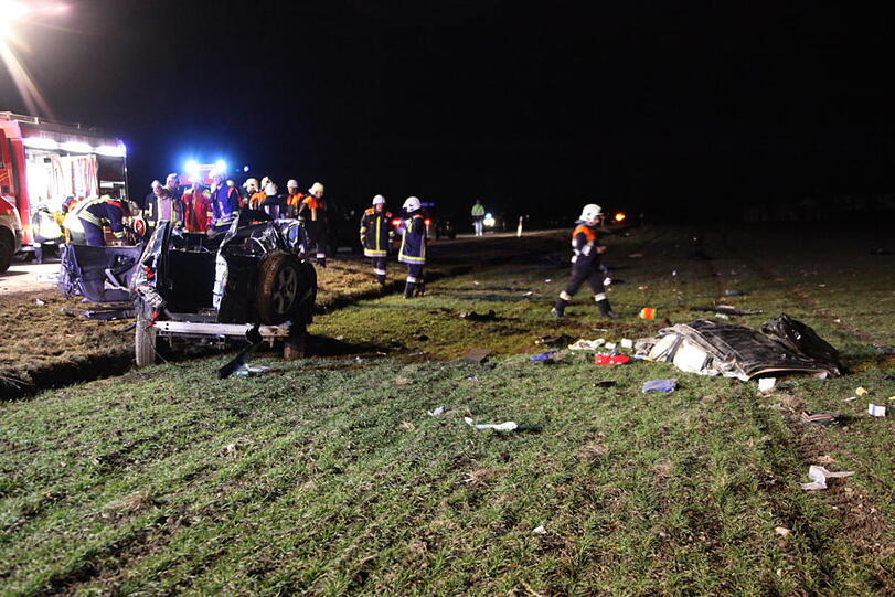 Schwerer Unfall auf der Staatsstraße 2550 bei Altötting. Der Fahrer des Wagens starb noch am Unfallort.
